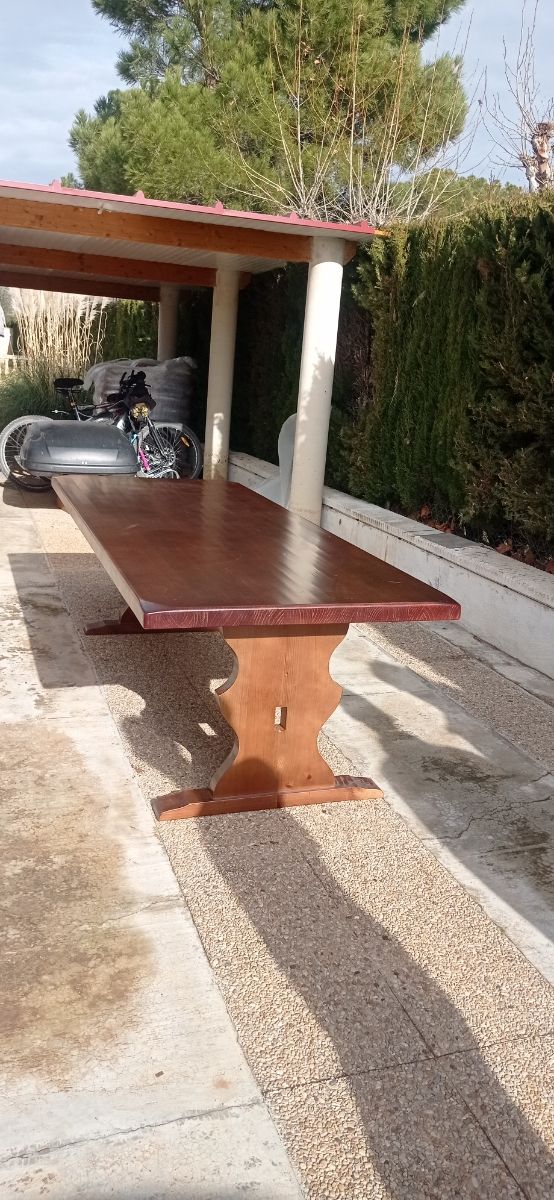 Mesa de madera de bodega
