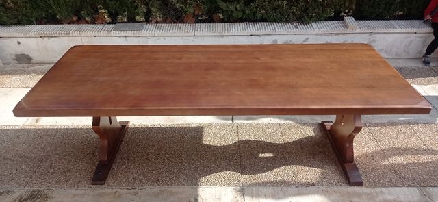 Mesa de madera de bodega