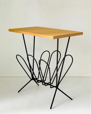 Mesa auxiliar vintage años 60s con revistero 
