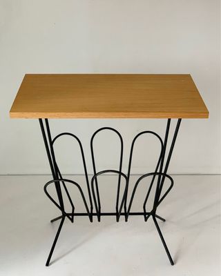 Mesa auxiliar vintage años 60s con revistero 