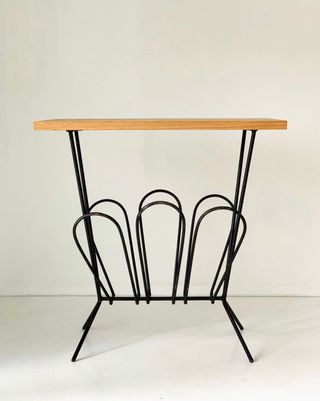 Mesa auxiliar vintage años 60s con revistero 