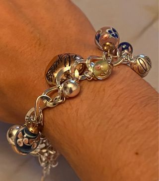 pulsera de colgantes guess