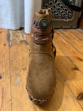 botines marrones de tacon con flecos