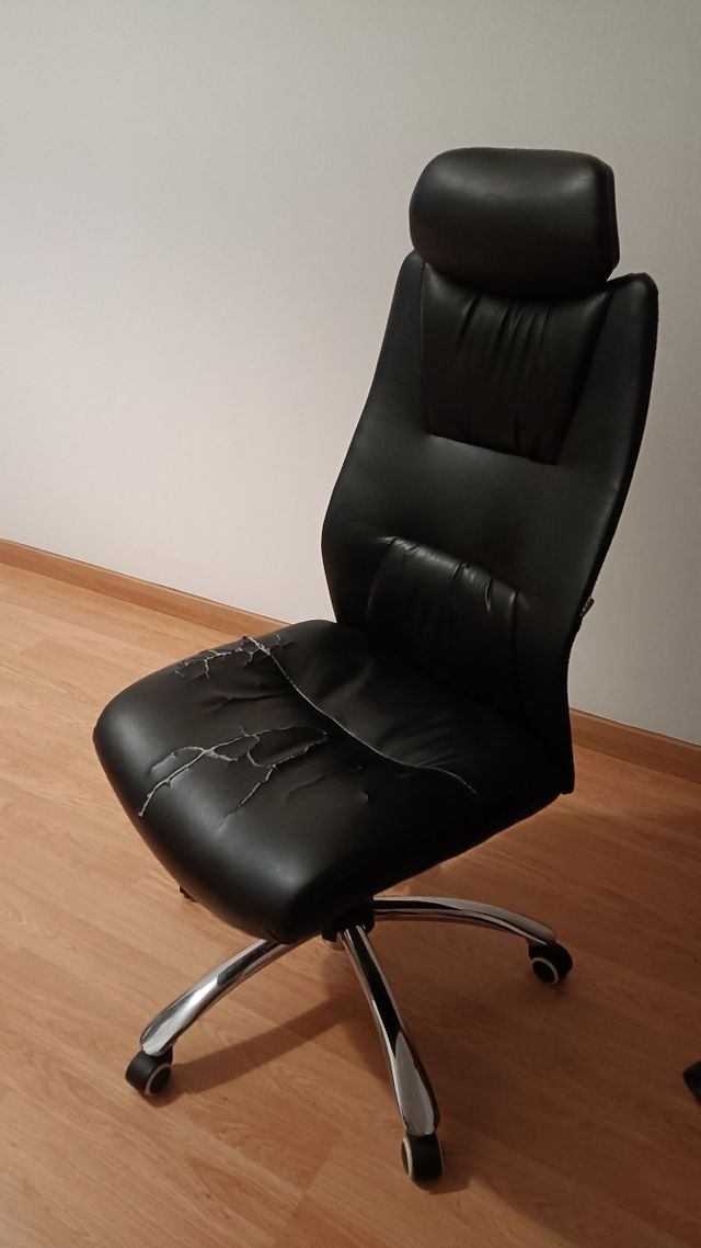 Silla polipiel con brazos 
