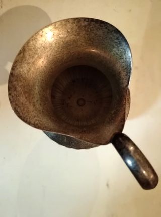 Jarra de metal antigua