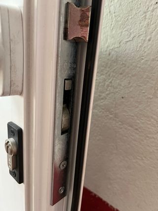 VENTANAS , PUERTA CON CERRADURA, PANEL SANDWICH