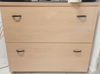 Armadio per appendere cartelle con 2 ripiani