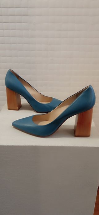 Zapato de piel corte salón color azul 