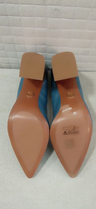 Zapato de piel corte salón color azul 