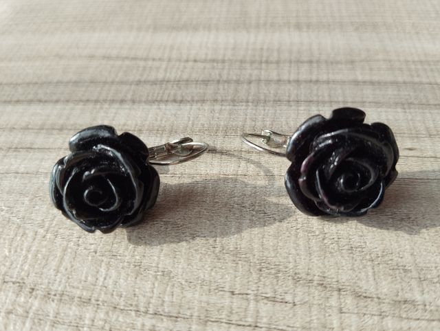 Orecchini pendenti rosa nera