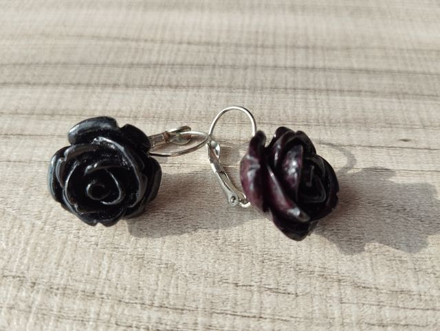 Orecchini pendenti rosa nera