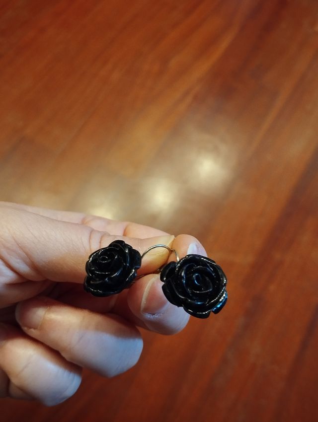 Orecchini pendenti rosa nera