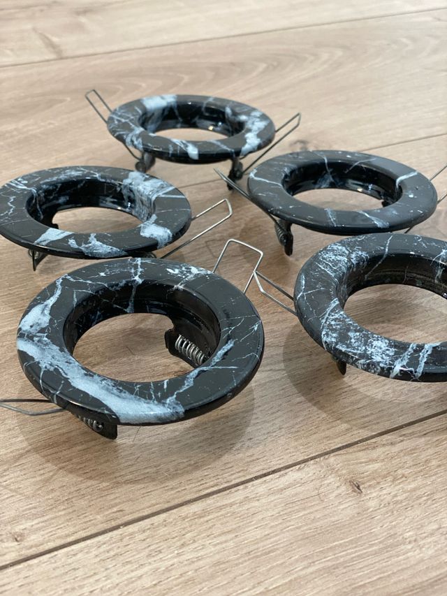 5 aros fijos metálicos, mármol negro