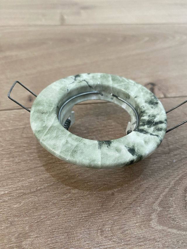 Aro fijo metálico, mármol verde