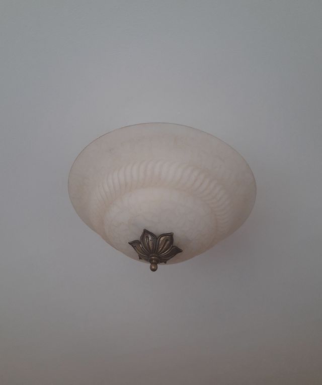 Candeeiro de tecto e mesas