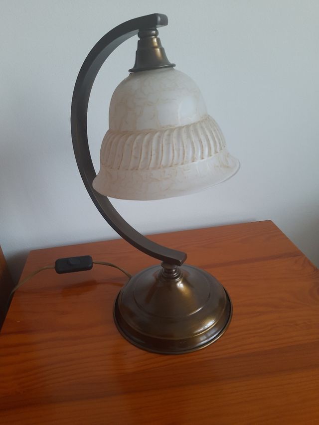 Candeeiro de tecto e mesas