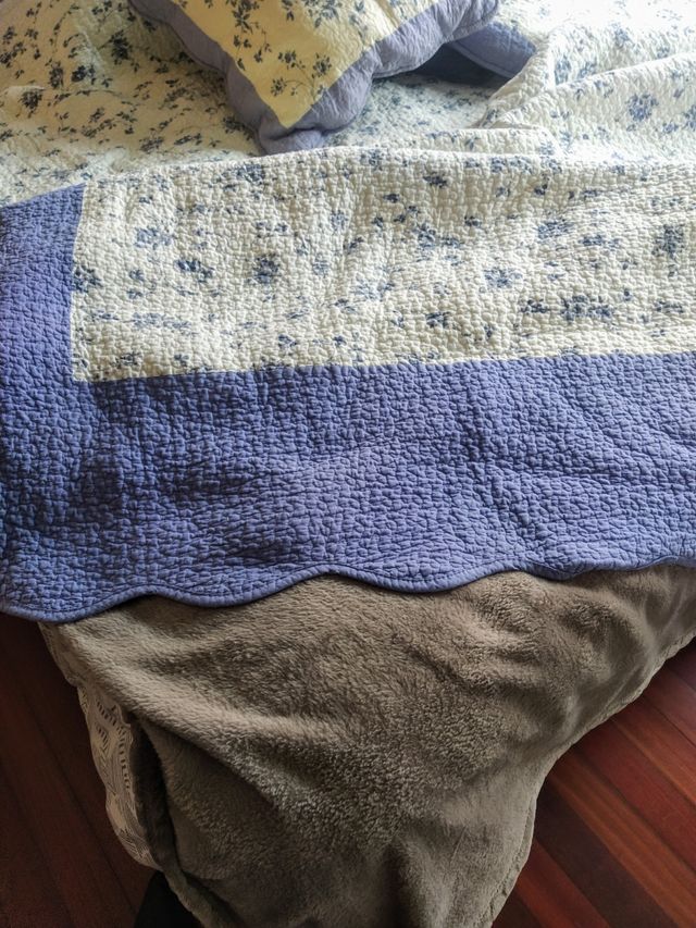 Colcha con tres cojines