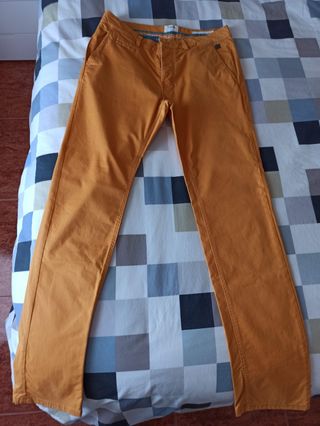 dos pares de pantalones chinos