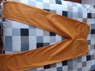 dos pares de pantalones chinos