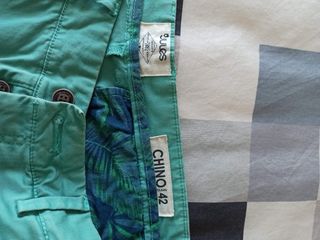 dos pares de pantalones chinos