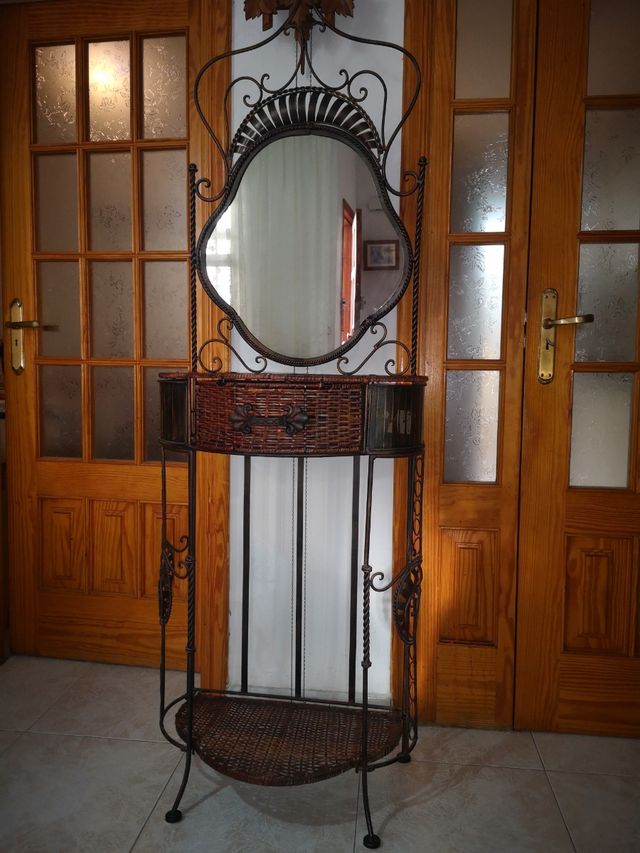 Consola de mimbre y hierro