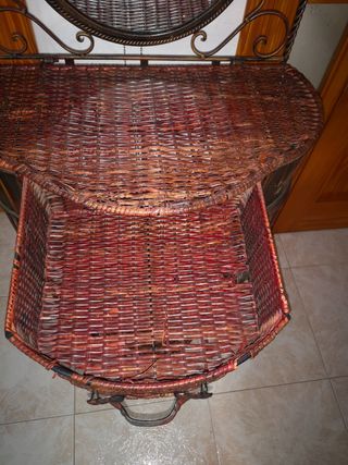 Consola de mimbre y hierro