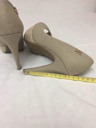 Zapato de tacón puntera abierta