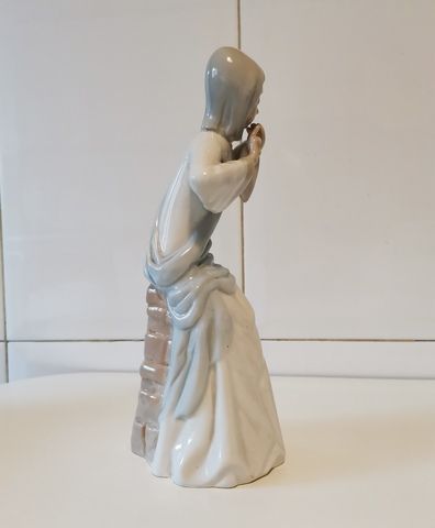 FIGURA DE PORCELANA