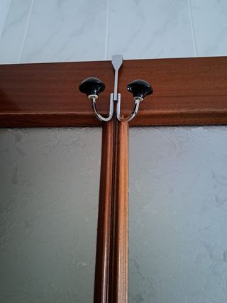 Perchero de metal para puerta