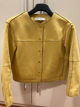 chaqueta cortita sport ante amarilla ZARA