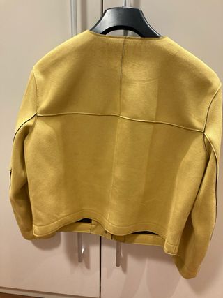 chaqueta cortita sport ante amarilla ZARA