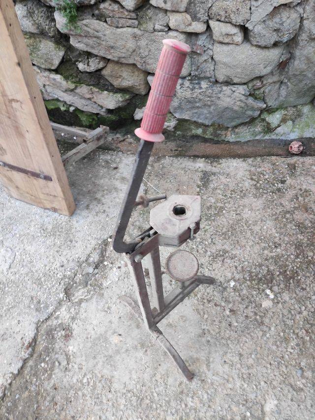 Máquina encorchar botellas