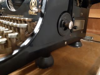 Máquina de escribir Olympia 8 con cajón madera.