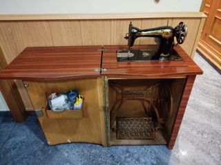 Maquina de coser Singer con mueble