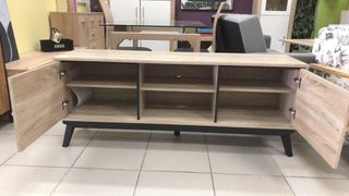 Mueble de TV con patas + 2 puertas