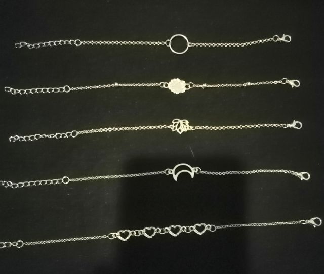 varias pulseras nuevas
