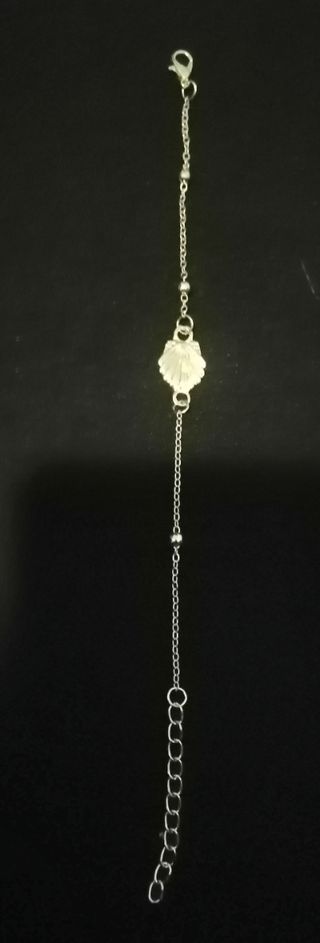 varias pulseras plateadas