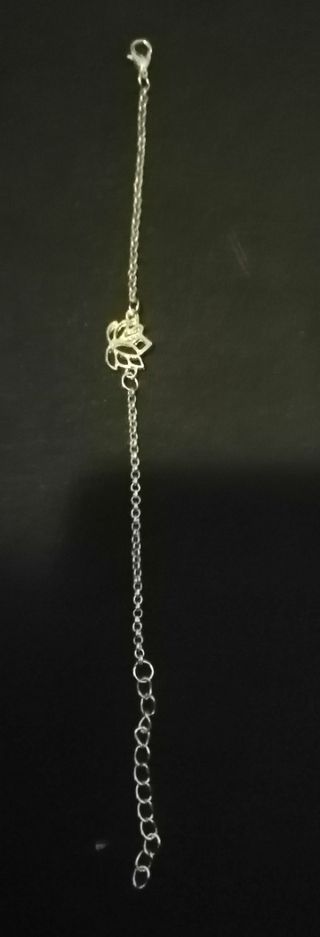 varias pulseras plateadas