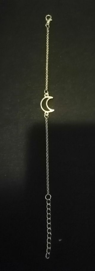 varias pulseras plateadas