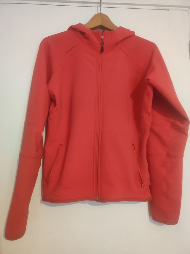 Cazadora chaqueta tipo neopreno con capucha roja
