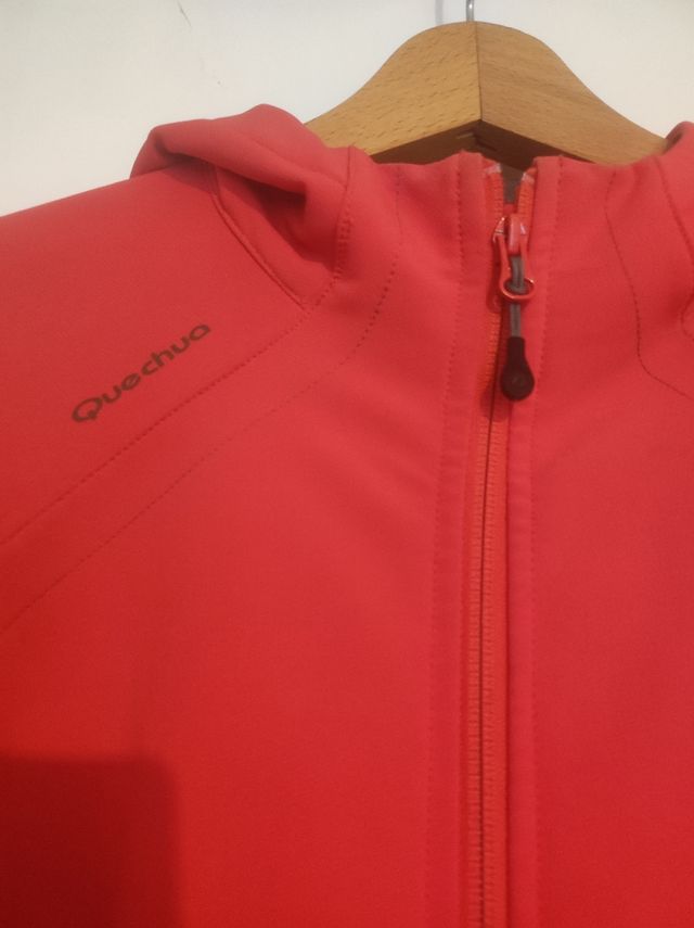 Cazadora chaqueta tipo neopreno con capucha roja