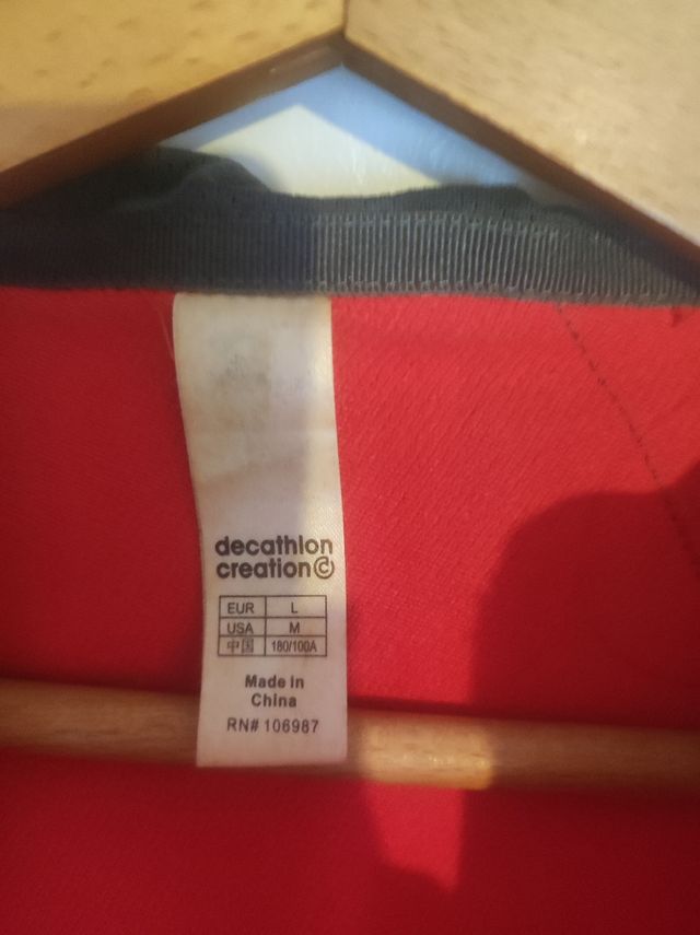 Cazadora chaqueta tipo neopreno con capucha roja