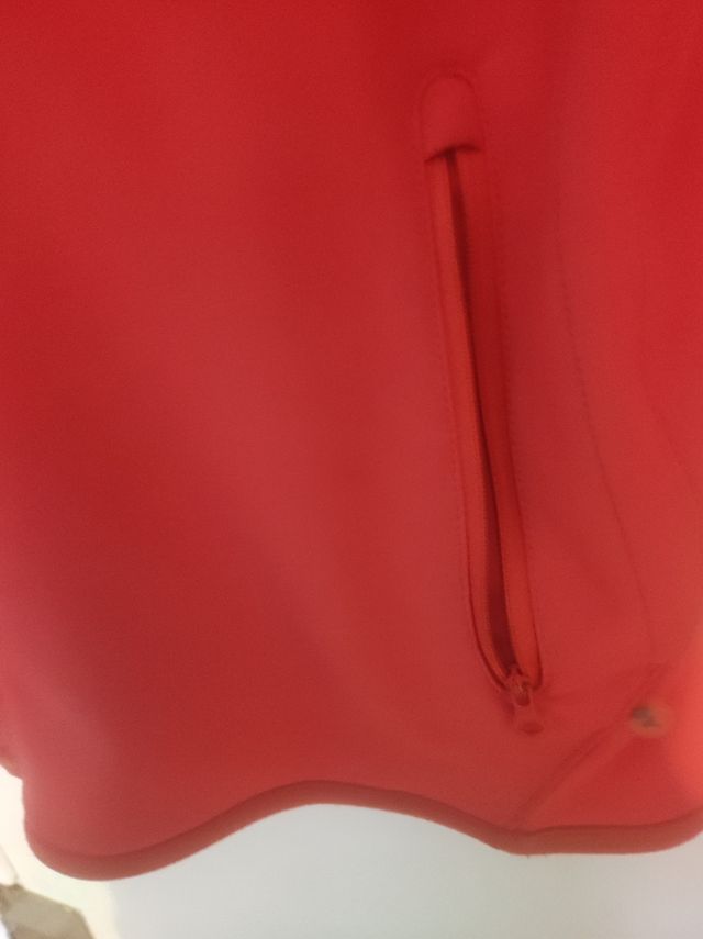 Cazadora chaqueta tipo neopreno con capucha roja