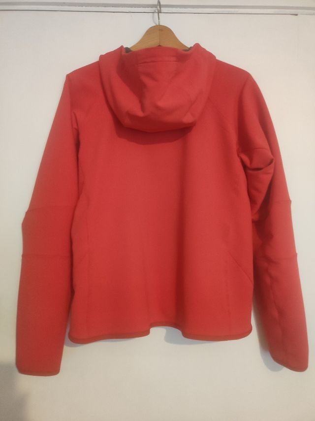 Cazadora chaqueta tipo neopreno con capucha roja