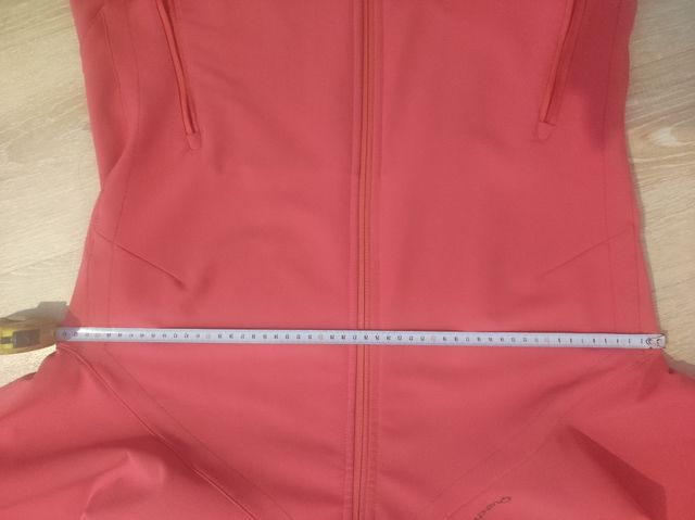 Cazadora chaqueta tipo neopreno con capucha roja