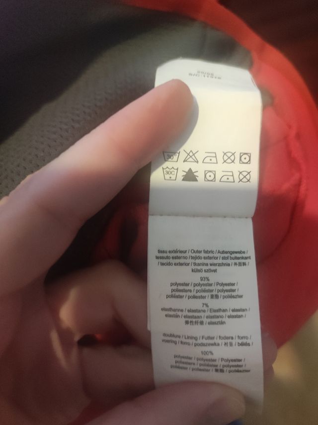 Cazadora chaqueta tipo neopreno con capucha roja