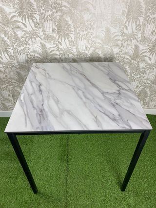 MESA EXTERIOR APILABLE TIPO MÁRMOL BLANCO
