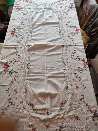 Bellissima tovaglia con fiori colorati ricamati