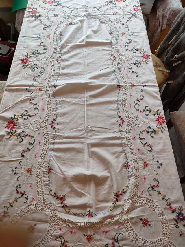 Bellissima tovaglia con fiori colorati ricamati