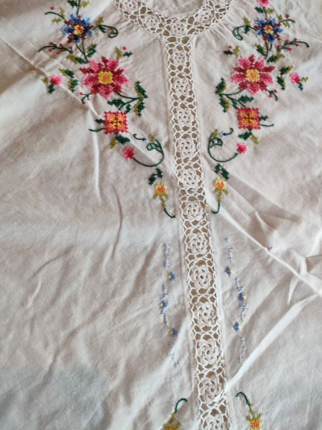 Bellissima tovaglia con fiori colorati ricamati